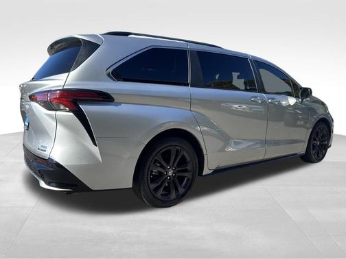 2022 Toyota Sienna XSE 7 Passenger