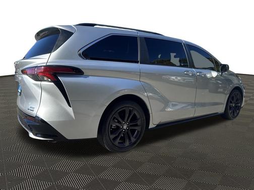 2022 Toyota Sienna XSE 7 Passenger