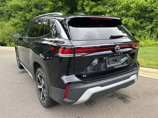 deep black pearl 2026 Volkswagen Tiguan 2.0T SE