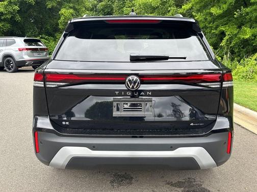 deep black pearl 2026 Volkswagen Tiguan 2.0T SE