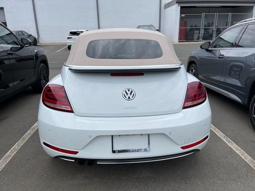 Pure White/Beige Roof 2019 Volkswagen Beetle 2.0T SE