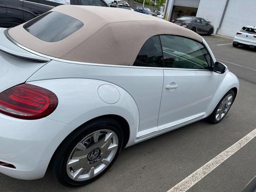 Pure White/Beige Roof 2019 Volkswagen Beetle 2.0T SE