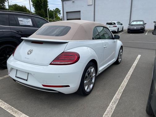 Pure White/Beige Roof 2019 Volkswagen Beetle 2.0T SE