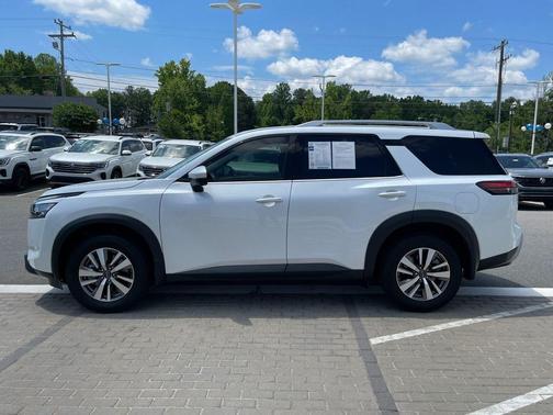 Everest White Pearl Tricoat 2025 Nissan Pathfinder SL FWD