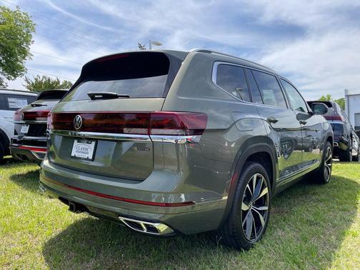 Avocado Green Pearl 2026 Volkswagen Atlas 2.0T SEL Premium R-Line 4MOTION