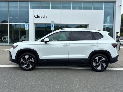 Pure White 2026 Volkswagen Taos SE