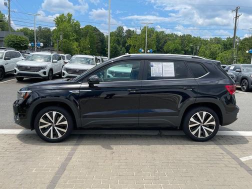 Deep Black Pearl 2024 Volkswagen Taos 1.5T SE