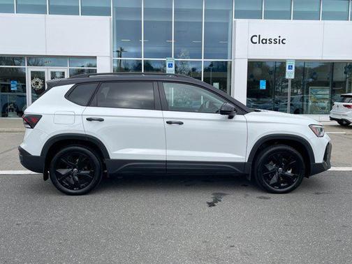 2025 Volkswagen Taos 1.5T SE Black