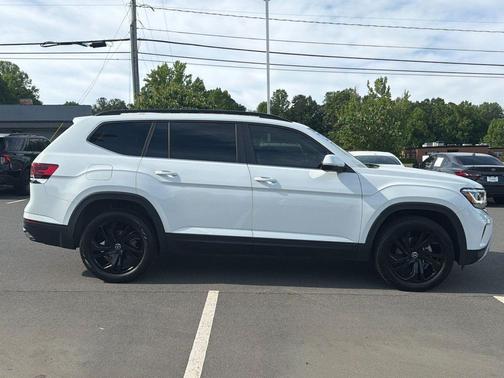 Pure White 2023 Volkswagen Atlas 3.6L SE w/Technology