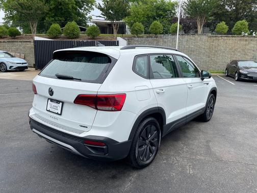 Pure White 2022 Volkswagen Taos 1.5T S