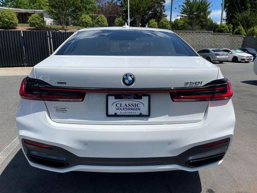 Alpine White 2022 BMW 750 i xDrive