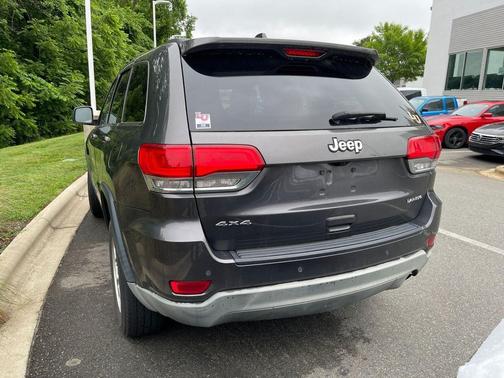 Granite Crystal Metallic Clearcoat 2017 Jeep Grand Cherokee Laredo