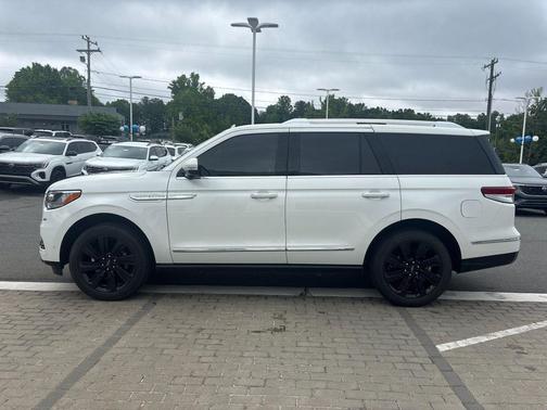 Pristine White Metallic Tri-Coat 2022 Lincoln Navigator Reserve