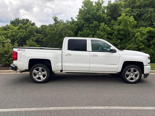 Summit White 2017 Chevrolet Silverado 1500 2LT