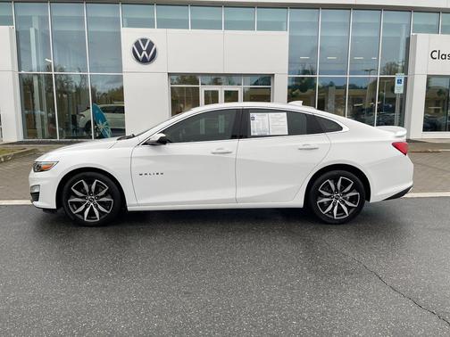 Summit White 2022 Chevrolet Malibu FWD RS