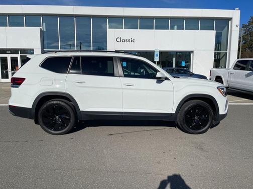 Pure White 2025 Volkswagen Atlas 2.0T SE w/Technology 4MOTION