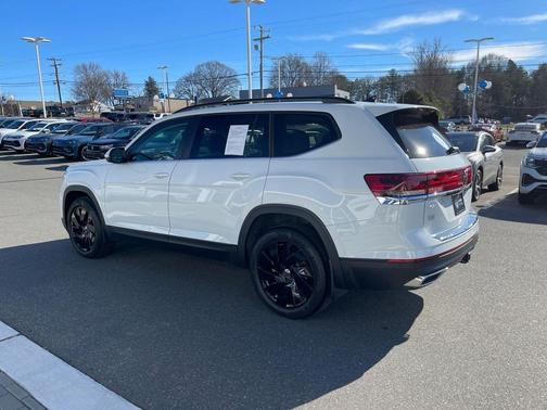 Pure White 2025 Volkswagen Atlas 2.0T SE w/Technology 4MOTION