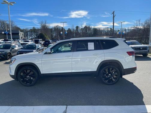 Pure White 2025 Volkswagen Atlas 2.0T SE w/Technology 4MOTION