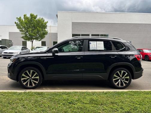 Deep Black Pearl 2023 Volkswagen Taos 1.5T SE