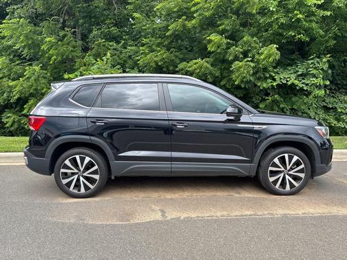 Deep Black Pearl 2023 Volkswagen Taos 1.5T SE