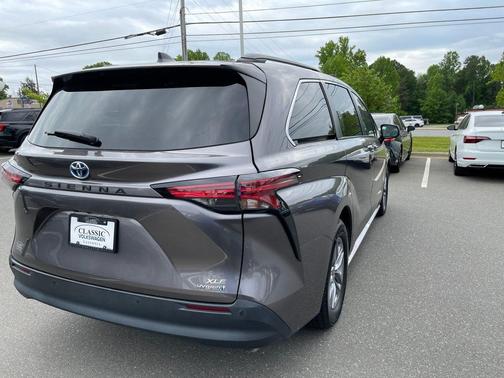 Predawn Gray Mica 2022 Toyota Sienna XLE