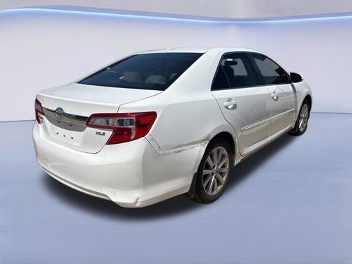 Super White 2014 Toyota Camry XLE