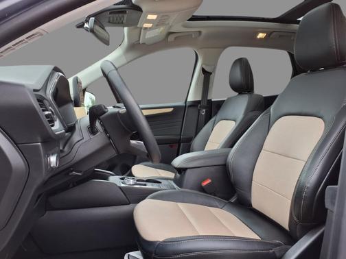 2022 Ford Escape Titanium Hybrid