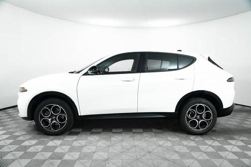 2025 Alfa Romeo Tonale Base