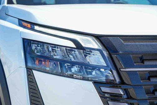 Everest White P 2026 Nissan Pathfinder SV