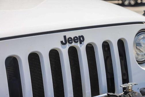 Bright White Clearcoat 2017 Jeep Wrangler Unlimited Sahara
