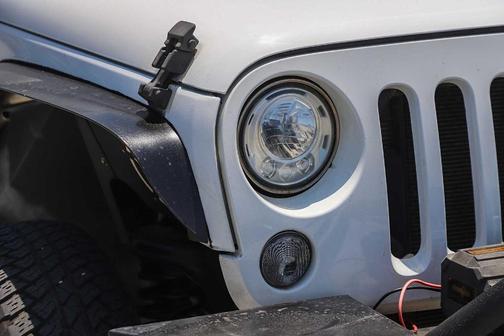 Bright White Clearcoat 2017 Jeep Wrangler Unlimited Sahara