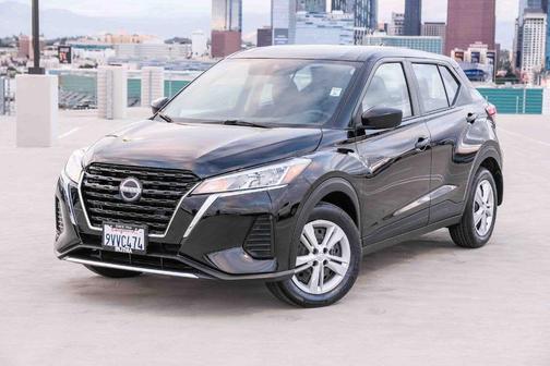 Super Black 2025 Nissan Kicks Play S