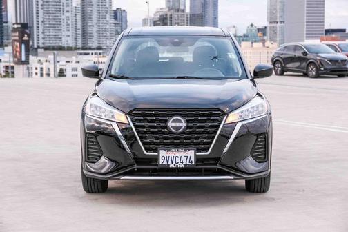 Super Black 2025 Nissan Kicks Play S