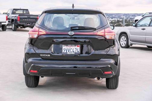 Super Black 2025 Nissan Kicks Play S
