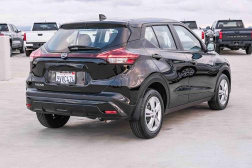 Super Black 2025 Nissan Kicks Play S
