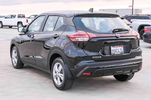Super Black 2025 Nissan Kicks Play S