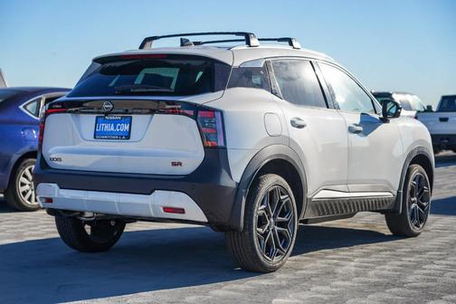 Aspen White Tri 2026 Nissan Kicks SR