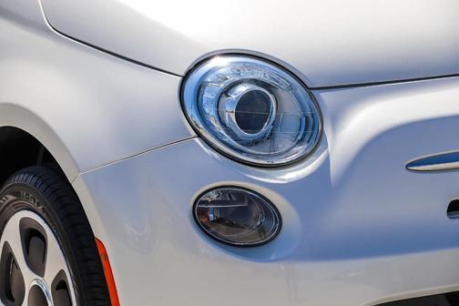 Pearl White Tri-Coat 2016 FIAT 500e Battery Electric