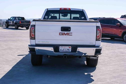 Summit White 2018 GMC Sierra 1500 SLT
