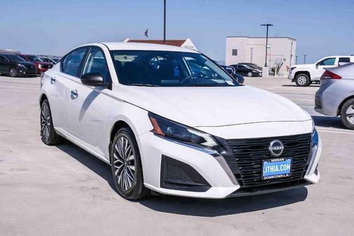 Glacier White 2025 Nissan Altima SV