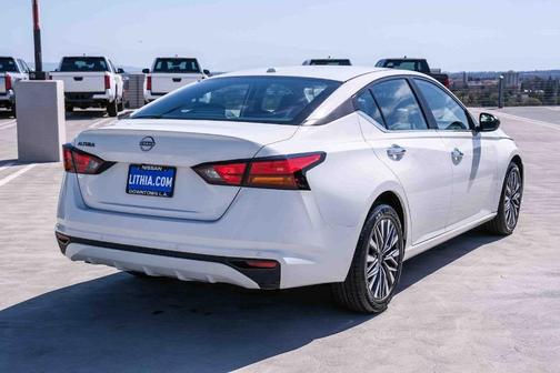 Glacier White 2025 Nissan Altima SV