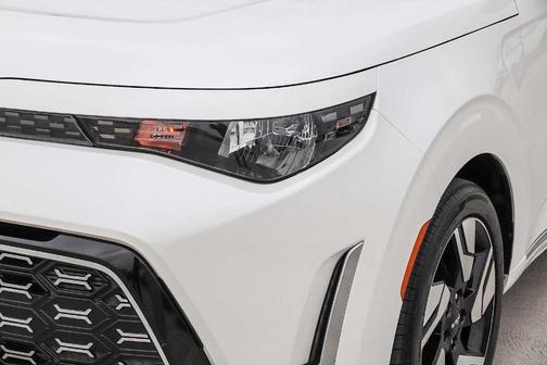 Snow White Pearl 2023 Kia Soul GT-Line 2.0L