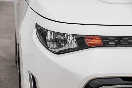 Snow White Pearl 2023 Kia Soul GT-Line 2.0L
