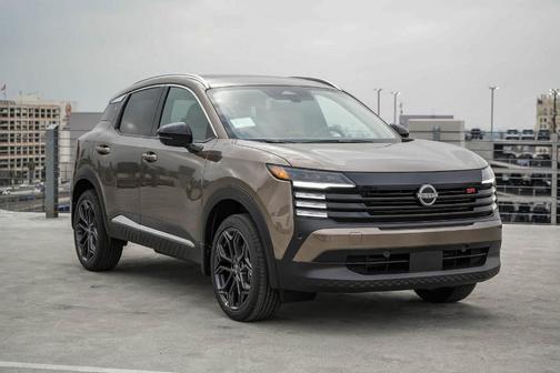 Canyon Bronze Metallic 2026 Nissan Kicks SR