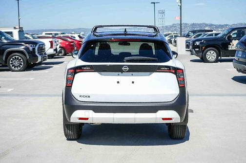 2t Wht Blk Roof 2027 Nissan Kicks SV