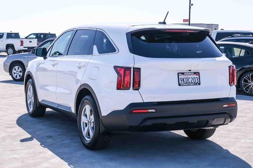 Glacial White Pearl 2023 Kia Sorento LX