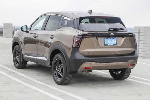 Canyon Bronze M 2025 Nissan Kicks SV