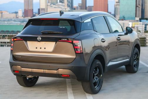 Canyon Bronze M 2026 Nissan Kicks SV