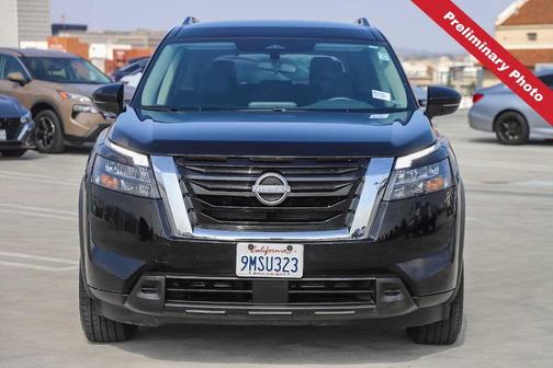 Black 2024 Nissan Pathfinder SV