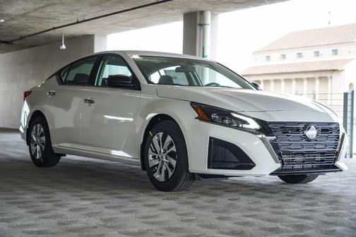 Glacier White 2025 Nissan Altima S